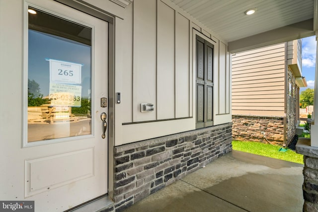 property entrance featuring a porch