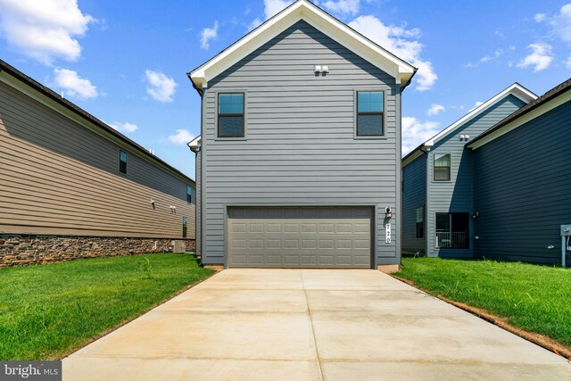 view of front facade with a garage and a front yard