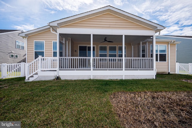 view of front of home featuring a front yard, ceiling fan, and covered porch