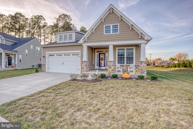 craftsman inspired home featuring covered porch and a front yard