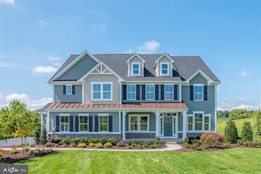 view of front of home featuring a front lawn