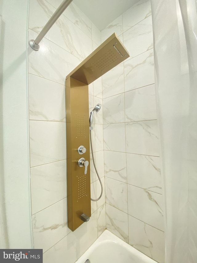 bathroom featuring tiled shower / bath combo