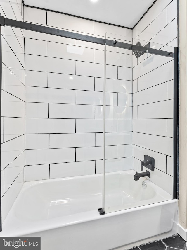 bathroom with tiled shower / bath