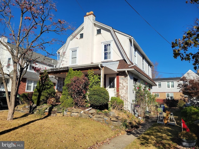 view of front of property with a front yard