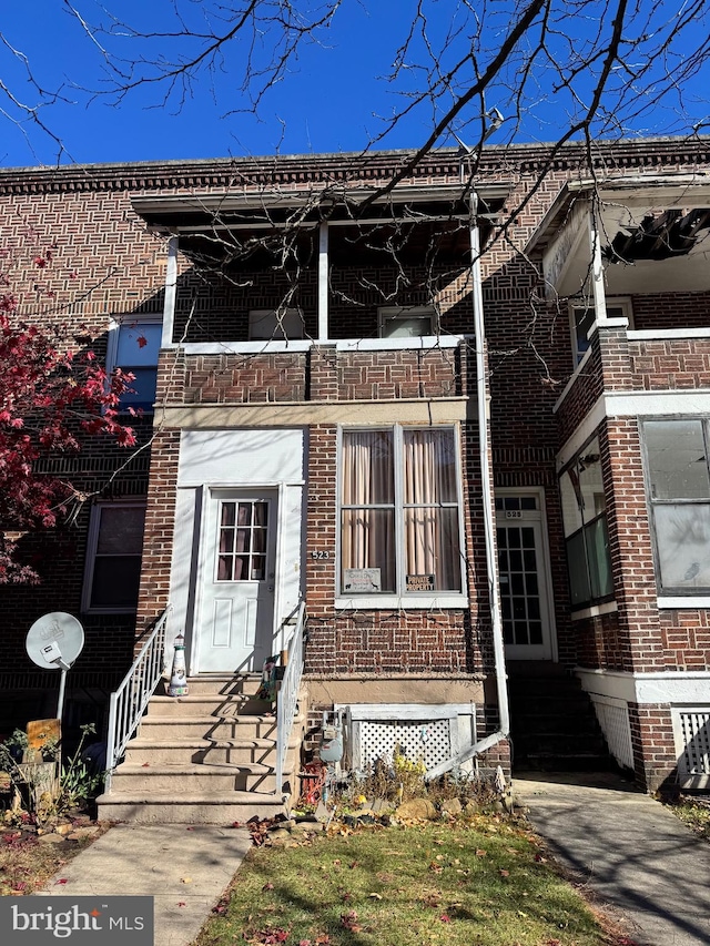 view of front facade with a balcony