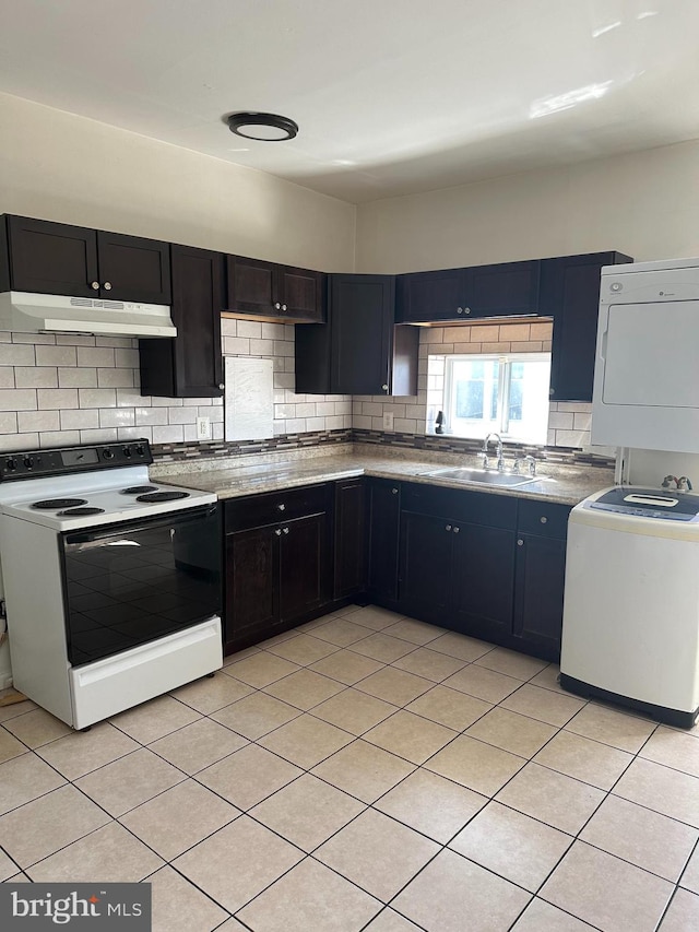 kitchen with backsplash, electric range, sink, and stacked washer / drying machine