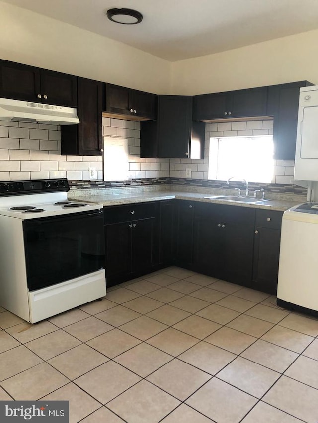 kitchen with white electric range oven, decorative backsplash, sink, and stacked washer / drying machine