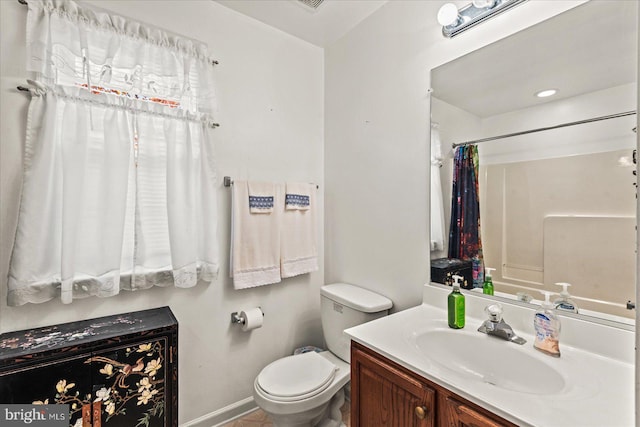 bathroom featuring a shower with curtain, vanity, and toilet