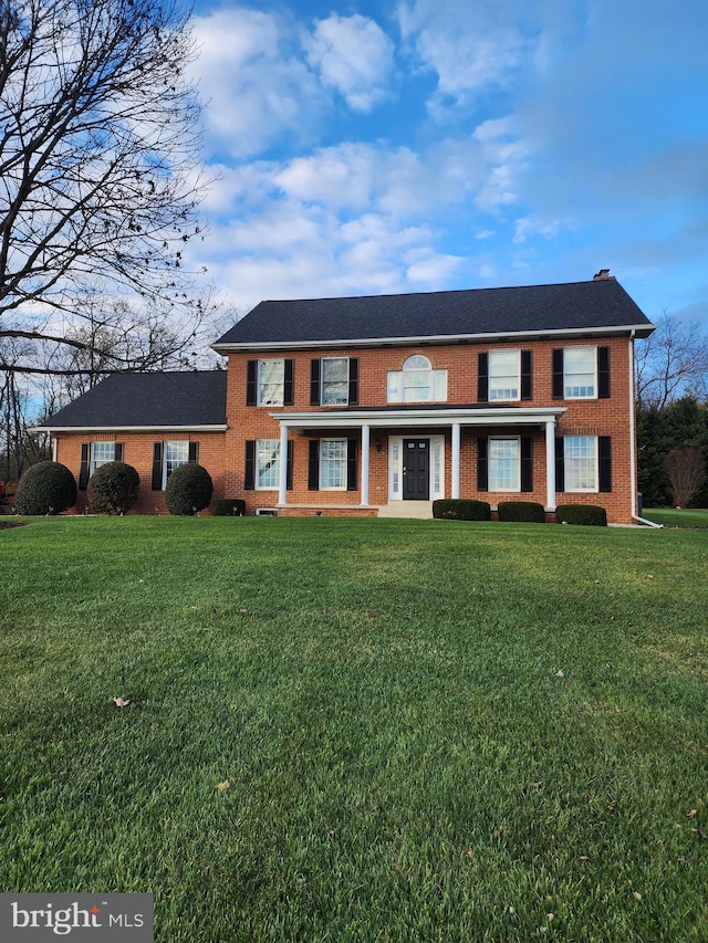 view of front of home featuring a front yard