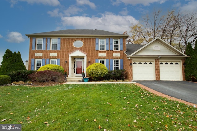 colonial inspired home featuring a front yard