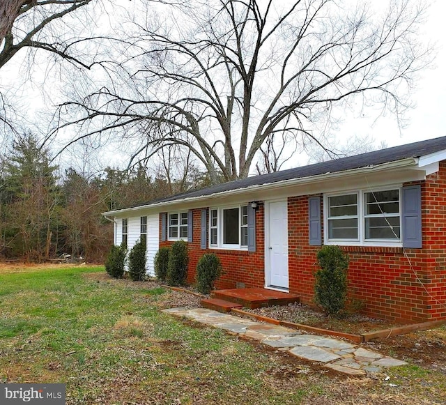 single story home featuring a front yard