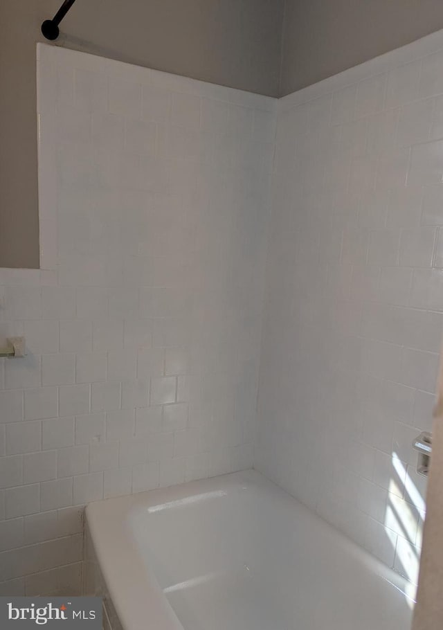 bathroom featuring shower / tub combination