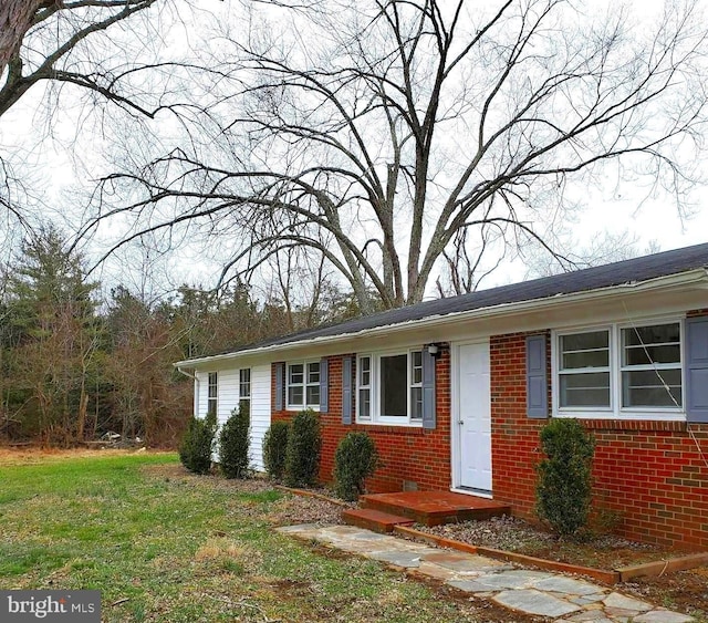 view of front of house featuring a front lawn