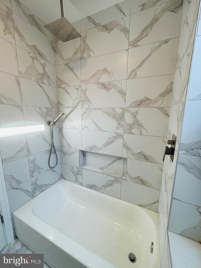 bathroom with tiled shower / bath