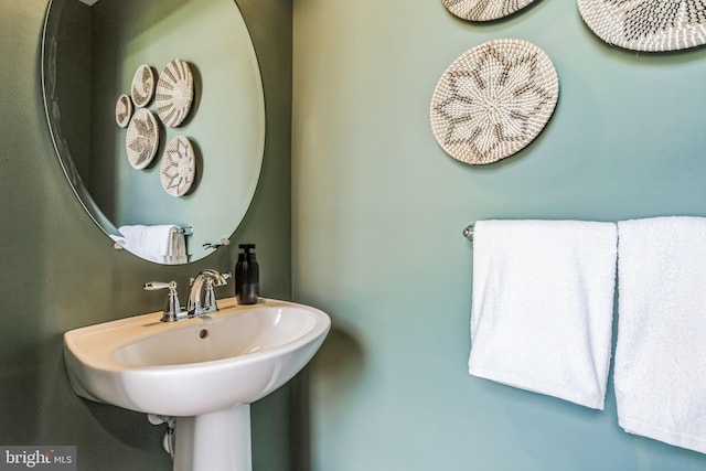 bathroom featuring sink