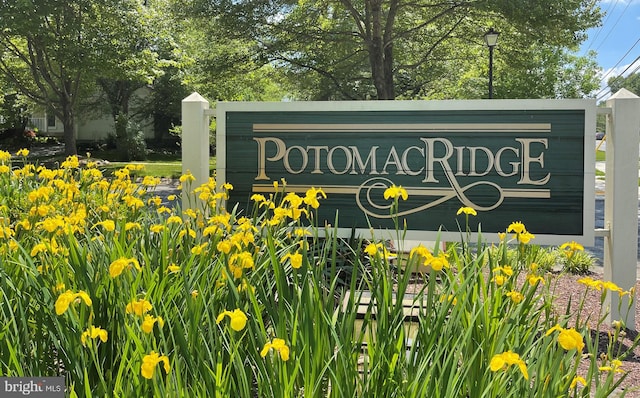 view of community / neighborhood sign