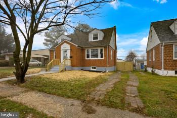 view of front of property with a front yard