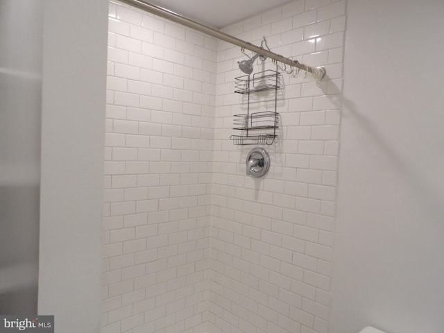 bathroom featuring tiled shower