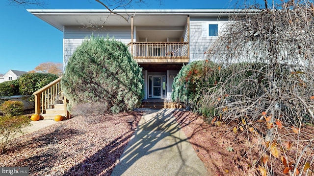 view of front of house with a balcony