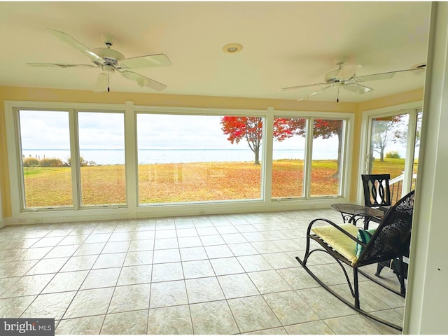 sunroom with ceiling fan