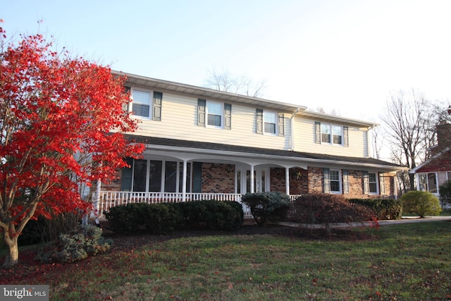 view of front facade featuring a front yard and a porch