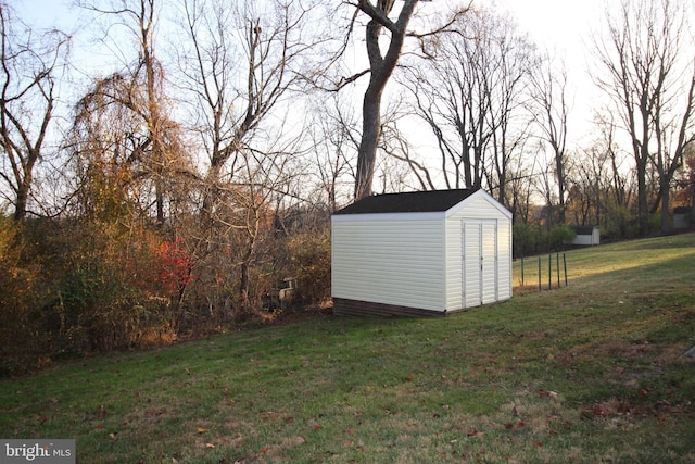 view of yard with a storage shed