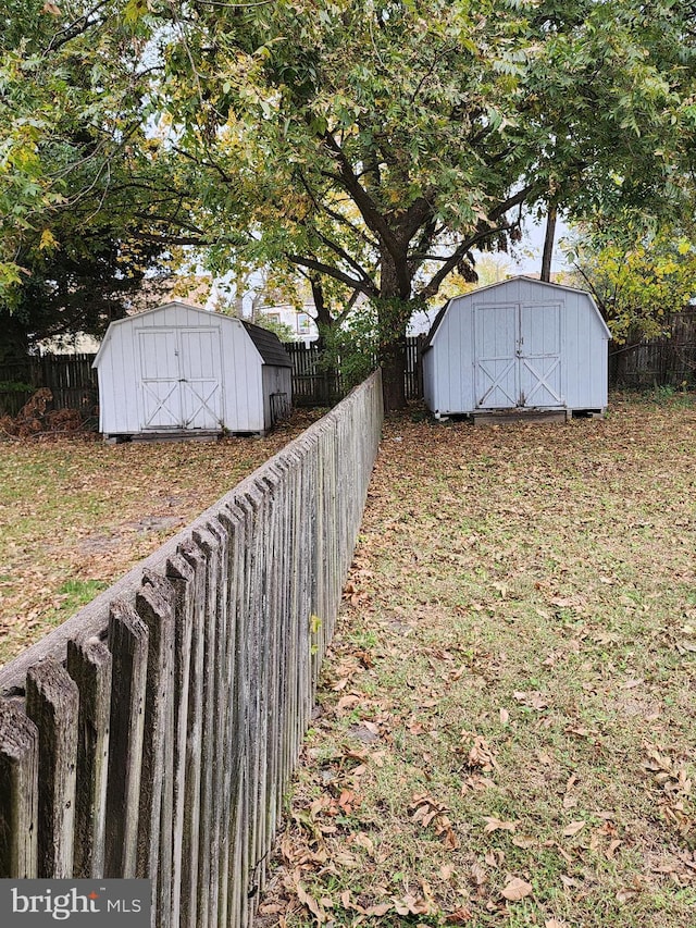 view of yard featuring a storage shed