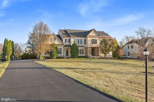 view of front facade featuring a front yard