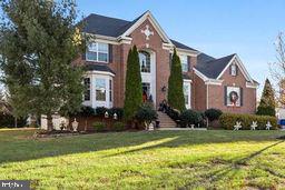 view of front facade with a front yard