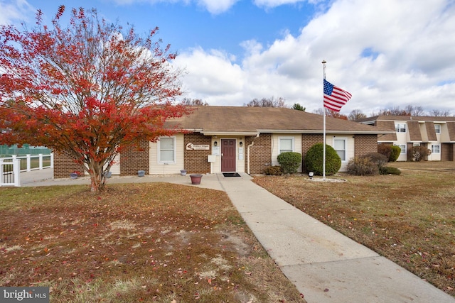 view of front of property featuring a front lawn