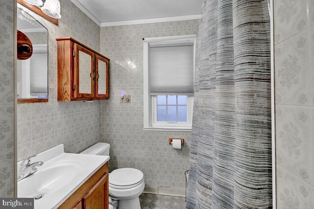 bathroom with crown molding, vanity, a shower with shower curtain, and toilet