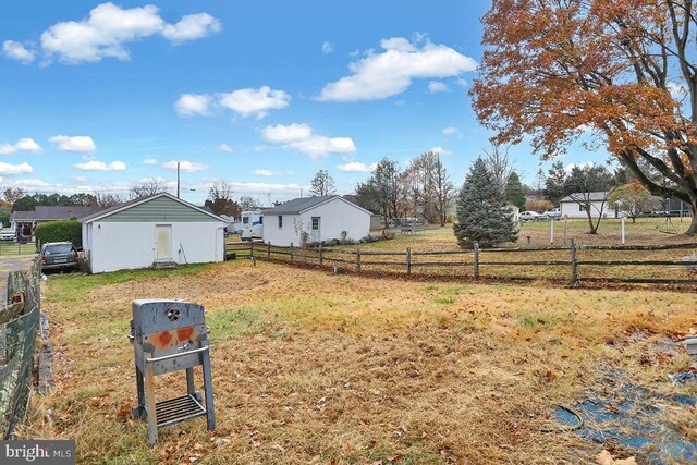 view of yard featuring a rural view