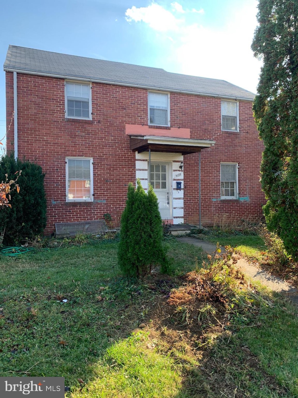 view of front of home featuring a front yard