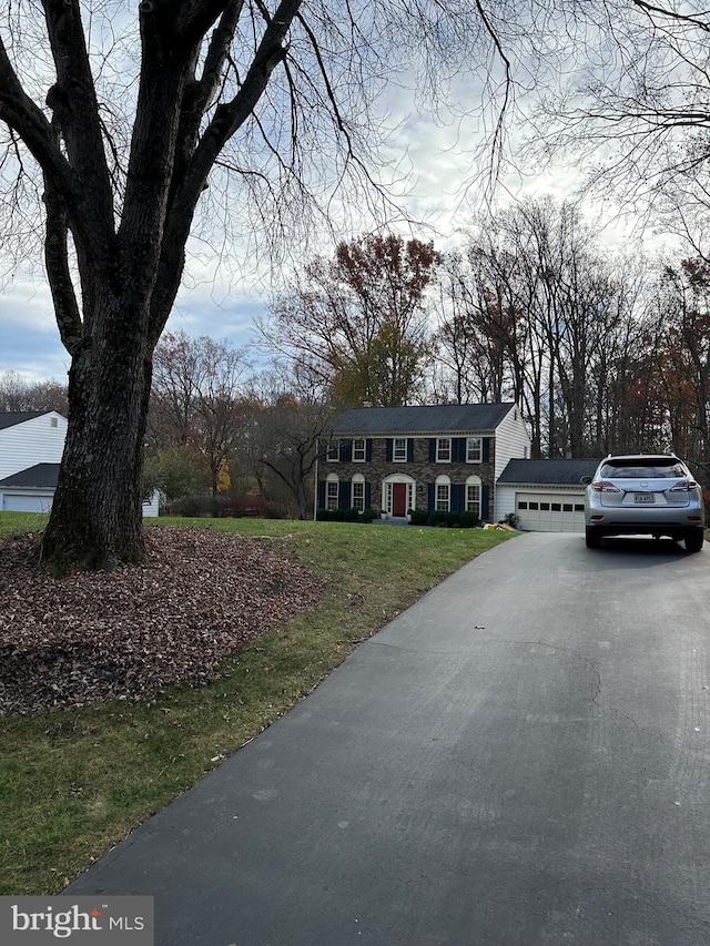 view of front of house featuring a garage and a front yard