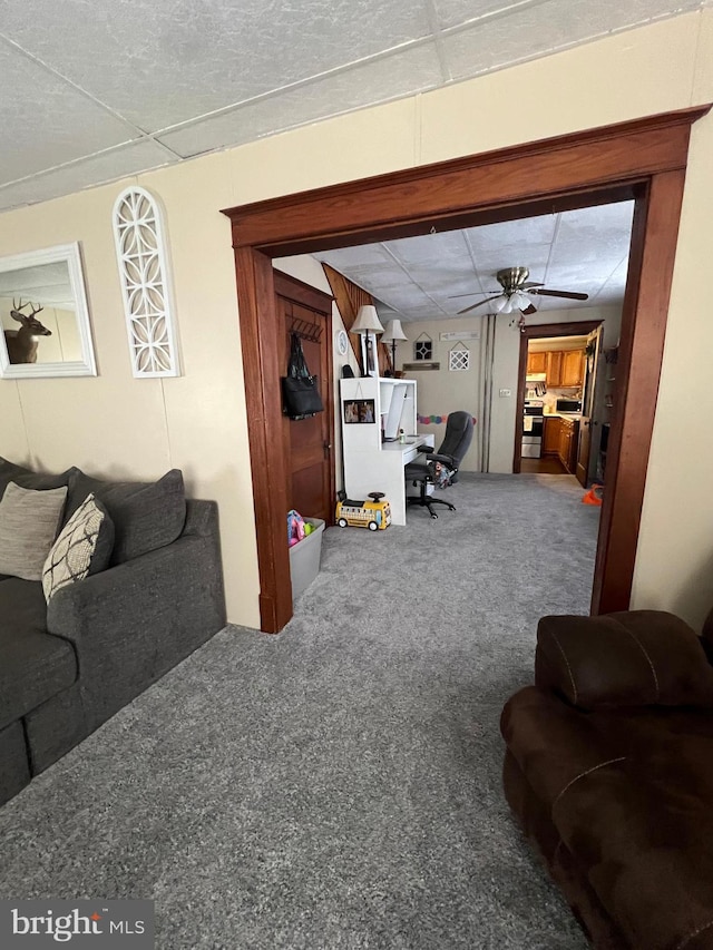 carpeted living room featuring ceiling fan