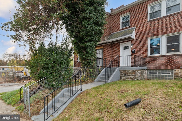 view of front of property featuring a front yard