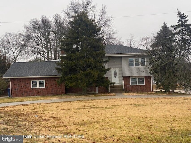 view of front of property featuring a front yard