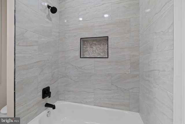 bathroom featuring tiled shower / bath