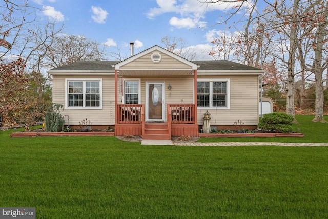 view of front facade with a front lawn