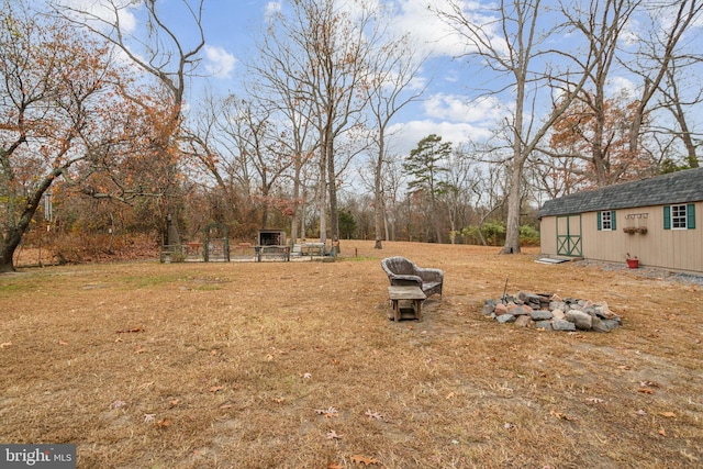 view of yard with an outbuilding