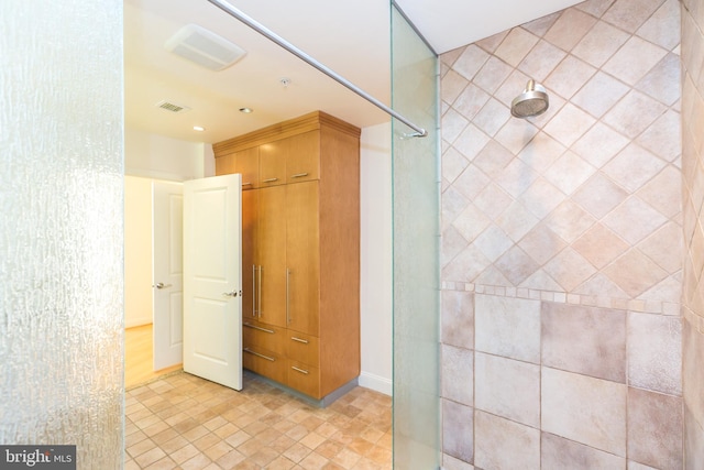 bathroom featuring tiled shower