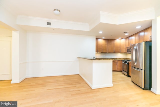 kitchen featuring light hardwood / wood-style floors, ornamental molding, kitchen peninsula, and appliances with stainless steel finishes