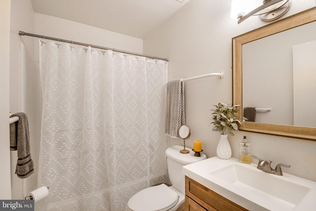 bathroom featuring a shower with curtain, vanity, and toilet