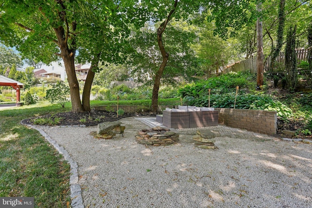 view of yard featuring an outdoor fire pit