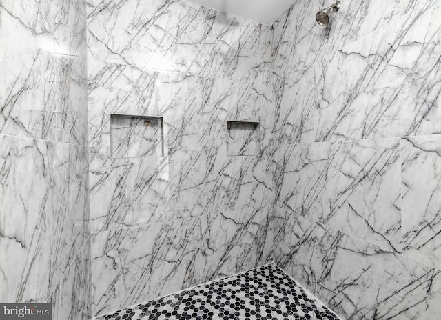 room details featuring a tile shower