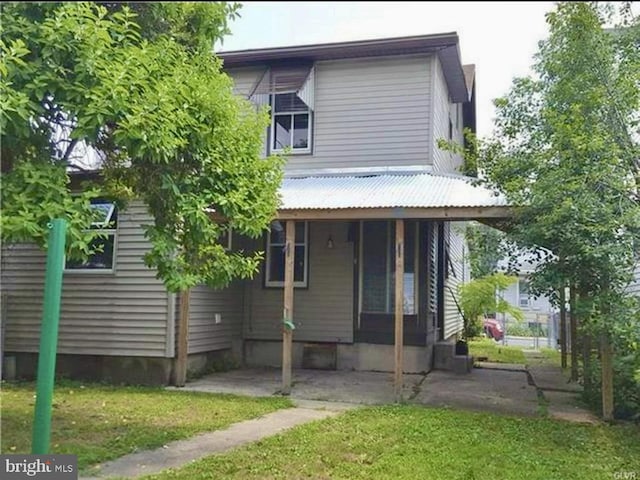 view of front facade featuring covered porch and a front yard