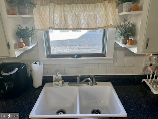 bathroom featuring decorative backsplash and sink