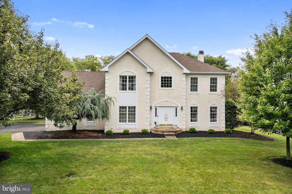 view of front facade with a front yard