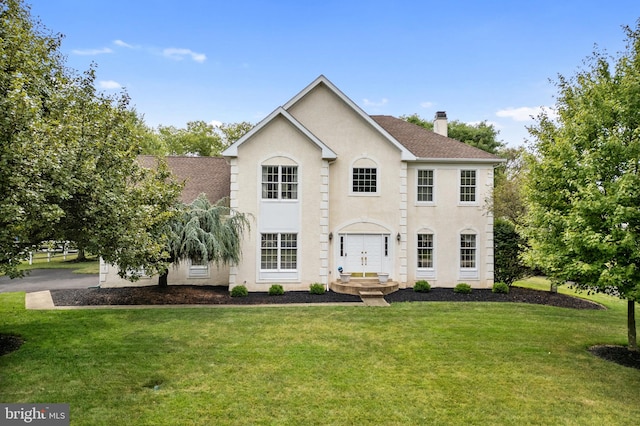 view of front facade with a front yard