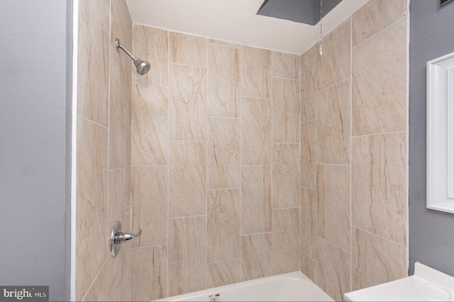 bathroom with tiled shower / bath combo